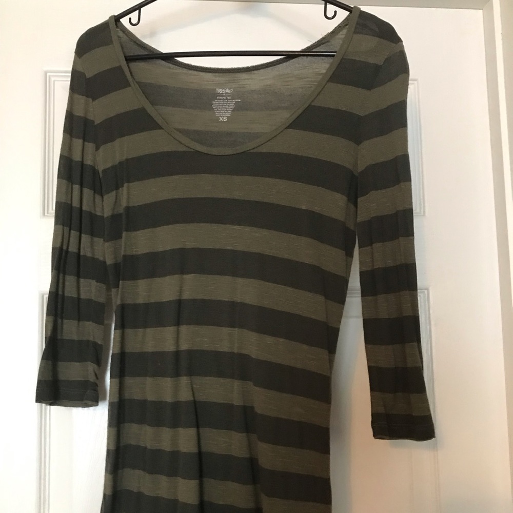 Stripped quarter sleeve top